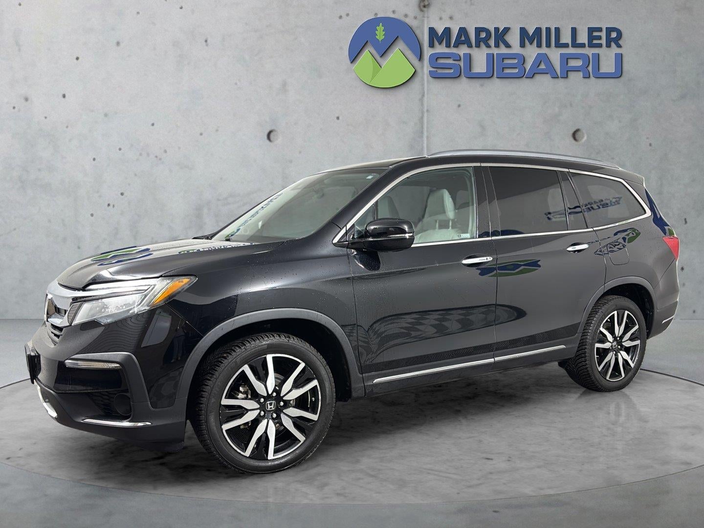 2019 Honda Pilot Touring w/Rear Captain's Chairs