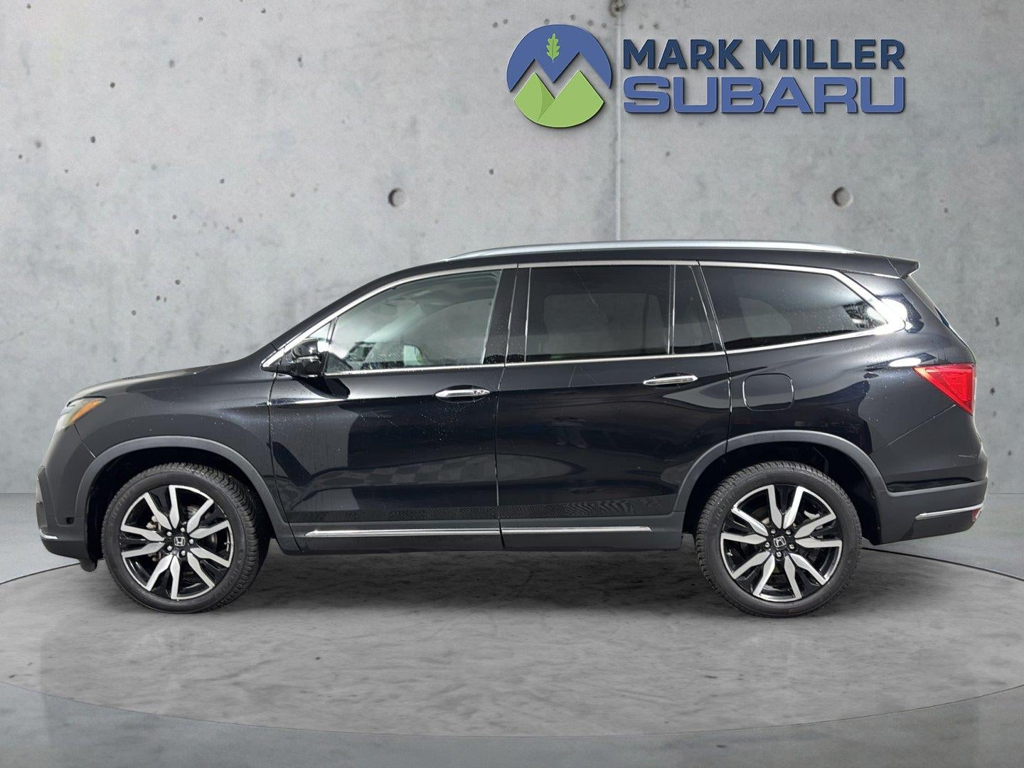 2019 Honda Pilot Touring w/Rear Captain's Chairs
