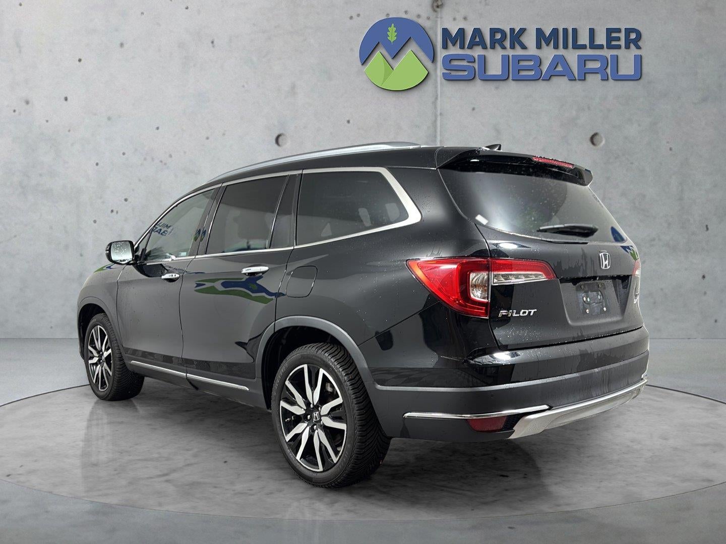 2019 Honda Pilot Touring w/Rear Captain's Chairs